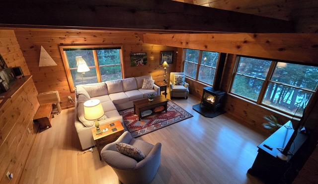 Quiet relaxing Maine getaway on the pond. Dog friendly!