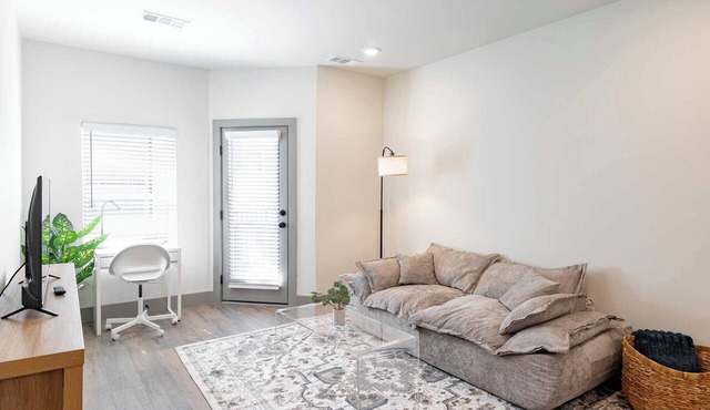 [R26] 1BD/1BA Condo. Brand New, Furnished & Work-Ready!