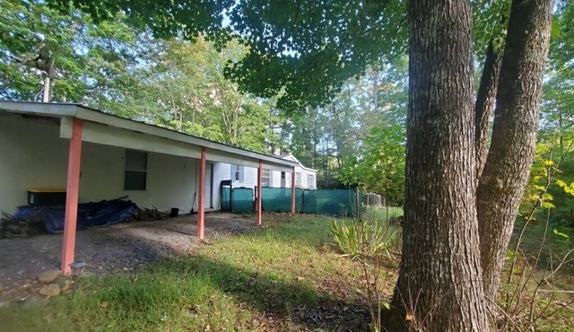 Rae's Place-Charming Mountain Getaway 2-bedroom house with AC in Burnsville