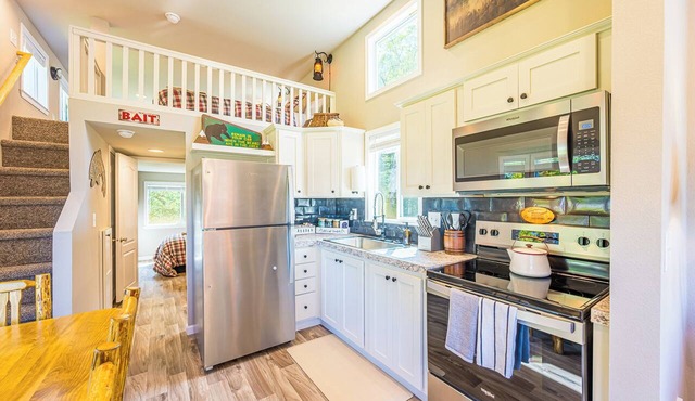 Rainforest Retreat Tiny Home: Fishing Cabin