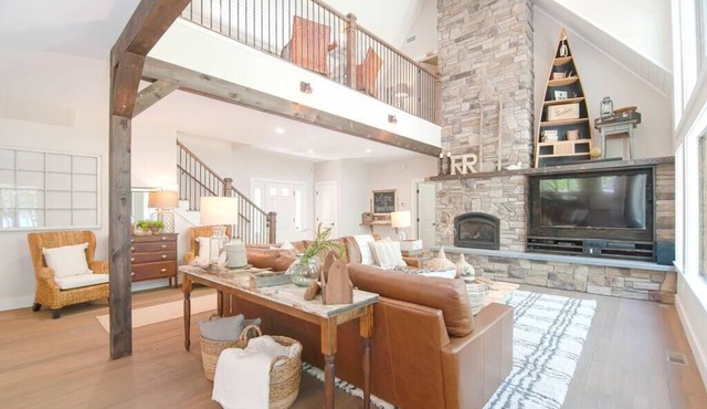 Raymond Retreat - Luxury Lake House