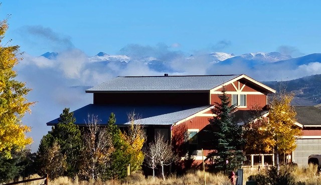 Red Barn of Granby Ranch - spacious luxury, pet friendly and hot tub