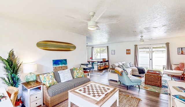 Relaxing dog-friendly home near beaches, private W/D and shared pool