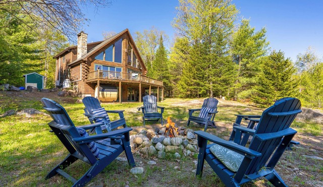 Relaxing Newry Chalet | Fire Pit, Hot Tub & Sauna