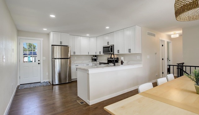 Remodeled 4 bedroom*Hot Tub* Pool Table
