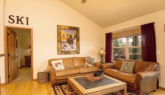 Rendezvous Townhome - Pet Friendly, sleeps 10, mountain views