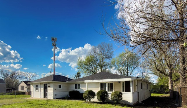 Renovated 4BR, Minutes to Airport, Spacious & Cozy
