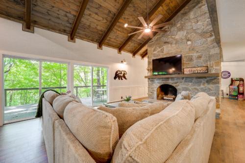 Resort Perks & Game Room! Group Escape in Deep Gap