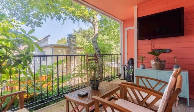 Retro Gold With a City View! Steps From Zilker