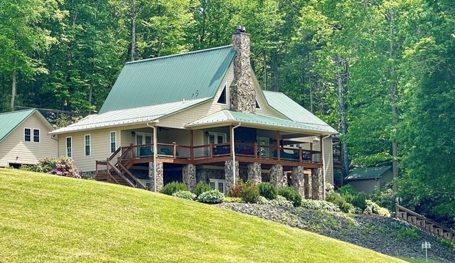 River Rocks - Riverfront, Upscale, Hot Tub, Gameroom, 5 Hole Putting Range, WIFI, Firepit