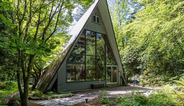 Riverfront A Frame, Hot Tub, Game Room, Recently Renovated in Mt Hood