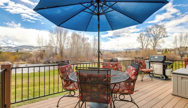 Riverfront Cabin, 4 Mi to Granby Ranch