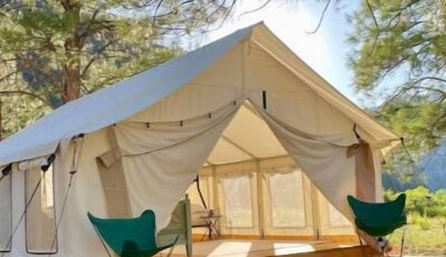 Riverfront Deluxe Glamping, Breakfast Included, Sleeps 4-5 in North Fork