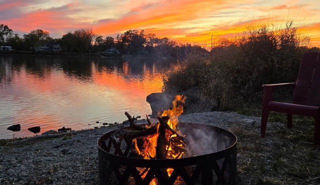 Riverfront home with great views, full kitchen, firepit & strong Wi-F in Moline