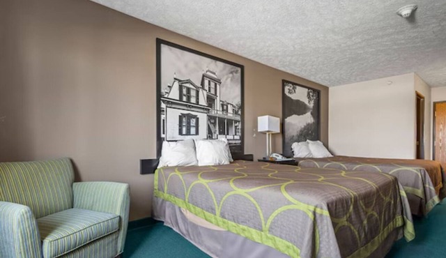 Roadside Comfort Stop, Easy Highway Access | Near Bloomington & Peoria in El Paso