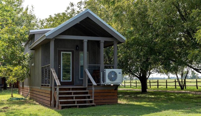 Romantic Hideaway: Glamping Bliss in a Texas Cabin near Lake Bridgeport