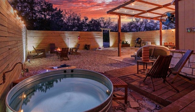 Romantic Luxury Retreat-hot/cold pool & sauna