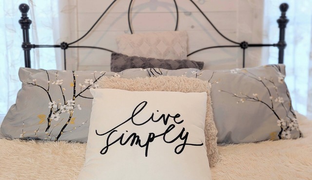 Romantic Tiny Cottage w/Hot Tub & Fire Pit – Sunrise Cottage #1