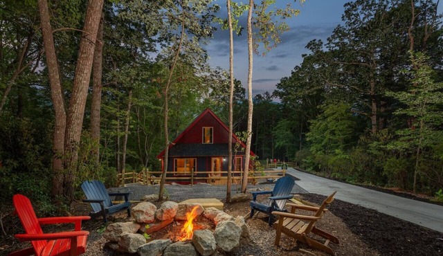 Roosters Den! Modern Cozy Cabin!