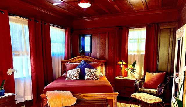Royal Banyan Suite @ Vibrant Vegan Guesthouse/ Alcohol-free, smoke-free
