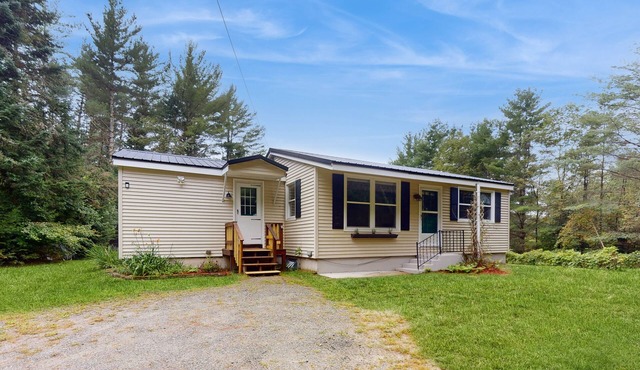 Rustic, peaceful dog friendly home with grill, WIFI and nature all around