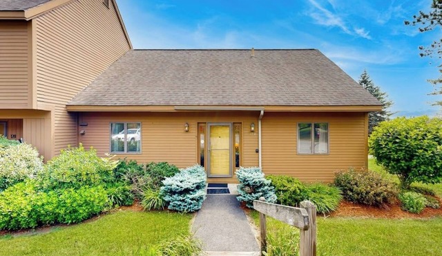 Saltbox townhome with AC, fireplace & deck - near Quechee Club, golf & ski