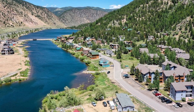 Saxon Mountain Condo sleeps 8: steps to Georgetown Lake and fishing:pet friendly