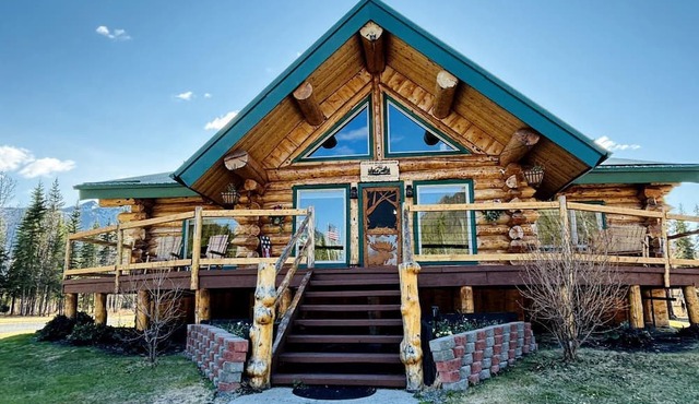 Scenic Luxury Lodge with 360° Mountain Views & Creekside Sauna Near Log Cabin Creek, Tok Alaska