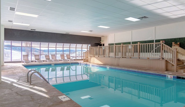 Scenic Mountain Retreat! 3 Amazing Rooms w/Kitchen | Pool + Free Parking