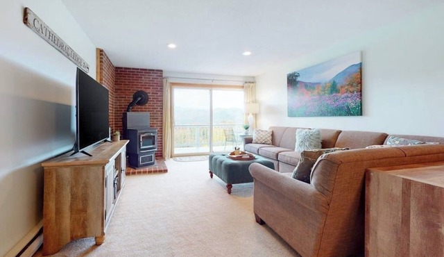 Scenic year-round retreat with amazing mountain views & tennis courts