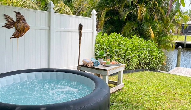SEADREAM WITH LITE BREAKFAST, HOT TUBE, AND CANAL VIEW