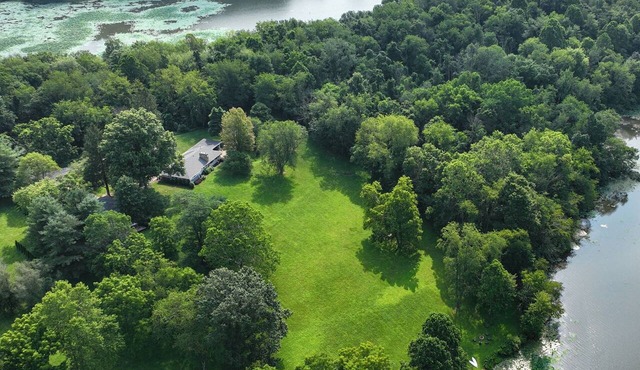 Secluded Lake Luxury. Free kayaks, canoe & rowboat.