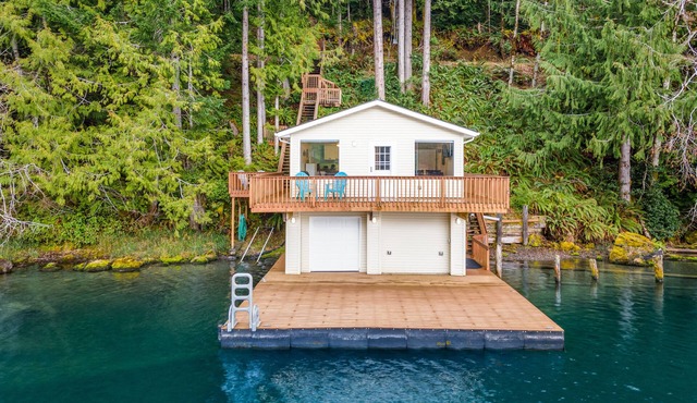 Secluded, lakefront getaway with deck - near sights & attractions