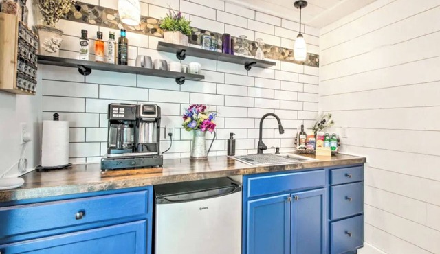 "Serene 1 Bedroom with River View, Gardens, and Private Amenities, Near Town"