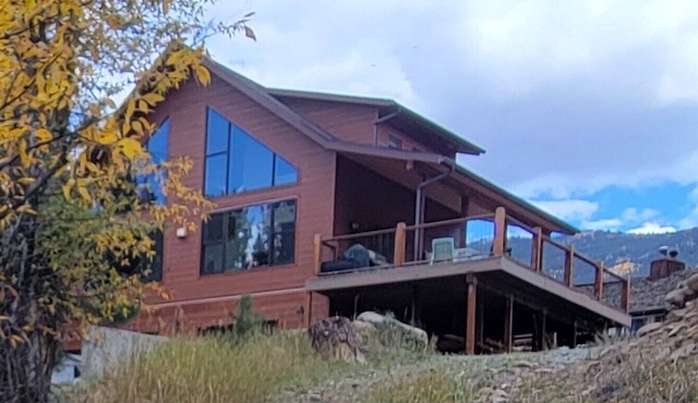 Serene Creekside Cabin near skiing/rafting with views to die for!