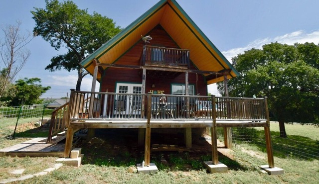 Serene Lake Retreat: 2 Bedroom Lakehouse with Loft and Picturesque Porches