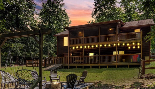 Serenity Moon, a Spacious Cabin in Coosawattee River Resort, North GA Mountains