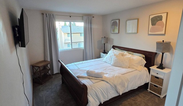 Silverdale 3-bedroom Home Near Hospital, Bangor & PSNS with cool AC breeze