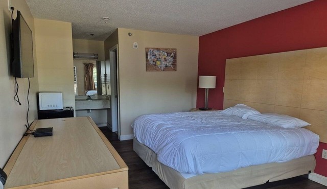 Single Room Comfort Near Tennessee Aquarium & Historical Sites