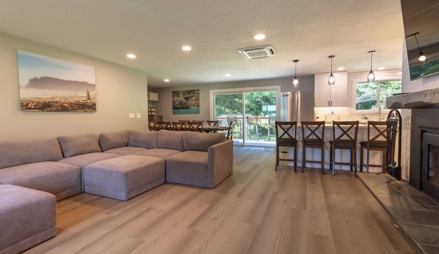 Sitka Retreat: Modern 5 Bed/4 Baths Olympic Peninsula Gem w/EV Charger