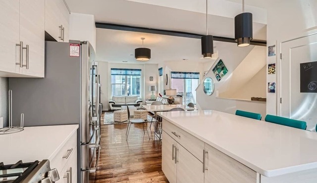 Skyline Serenity: 3 BDR with Rooftop Patio