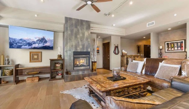 Sleek Mountain Retreat | Downtown | Mtn Views