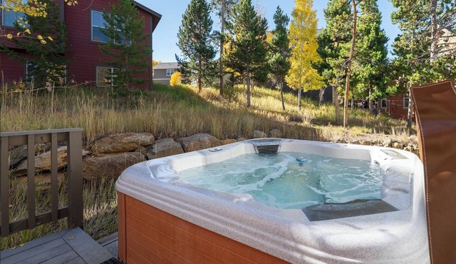 Slope Side Lodge: Cozy Ski-In Ski-Out Lodge + Private Hot Tub at GR