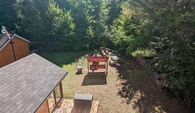 Small cottage by the river in Saint-Mathieu-du-Parc