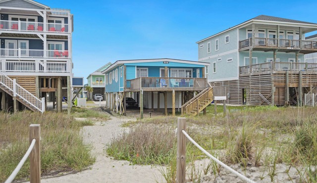 Smart Pelican: Dog-Friendly Oceanfront Cottage with Modern Kitchen