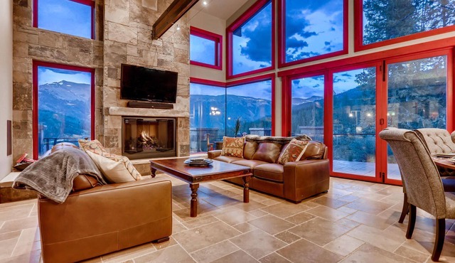 Snow Maker Manor: Pet-Friendly, True Ski-in/Out, Hot Tub, Theater, Pool Table