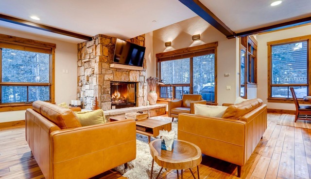 Snowy Pines at Copper: Walk To Lift, Private Hot Tub, Pet Friendly, Elevator