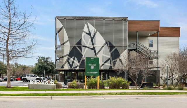South Lamar Condo - Sauna - Cold Plunge - Pickleball