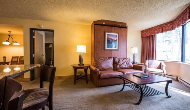 Spacious 2 Queen Condo, Pet-Friendly + Kitchenette