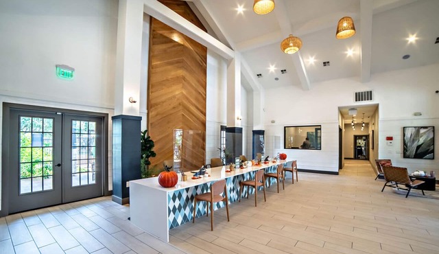 Spacious 2BR King Suite w Gym Pool Close to DT
